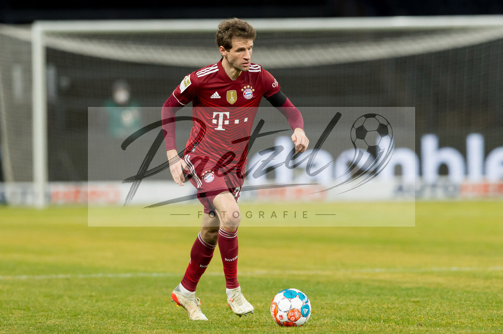 BSCFCB20220123_241 | Fussball, Herren: Thomas Mueller (FC Bayern Muenchen) in Aktion, am Ball, Einzelaktion bei dem Spiel der 1. Bundesliga zwischen Hertha BSC und FC Bayern Muenchen im Olypiastadion am 23.01.2022 in Berlin, Deutschland.DFB / DFL REGULATIONS PROHIBIT ANY USE OF PHOTOGRAPHS AS IMAGE SEQUENCES AND/OR QUASI-VIDEO. - Realisiert mit Pictrs.com