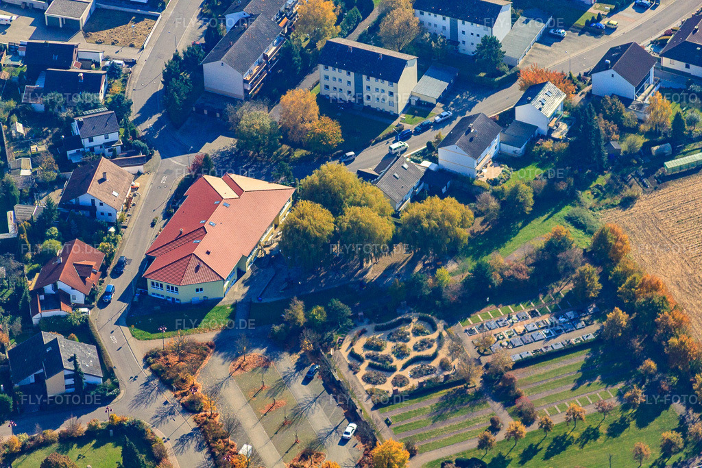 Luftbild: Städt. Kindergarten Regenbogen am neuen Friedhof in Hagenbach im Bundesland Rheinland-Pfalz in Deutschland. Foto: IMG_35332.jpg vom 31.10.2010 durch Werner Riehm/FLY-FOTO.de