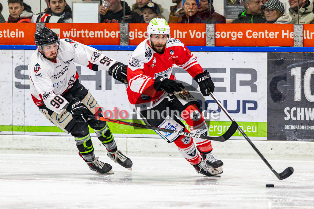 Spiel 3 Finale TSV Peißenberg Miners vs EHC Königsbrunn | Eishockey Bayernliga Playoffs 2023/2024, Spiel 3 Finale TSV Peißenberg Miners vs EHC Königsbrunn, 20240328,
Dominik EBENTHEUER (Miners 91) in Aktion,
2024-03-28 in Peißenberg (Eisstadion)
98 Julian BECHER (EHC 98), 91 Dominik EBENTHEUER (Miners 91)
Copyright: WolfgangxLindner foto-lindner.de