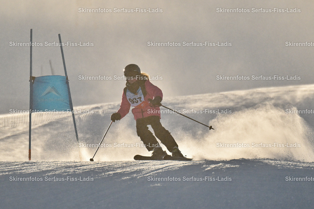 SRF_25.12.2025_0363 | Skirennfotos,Serfaus,Fiss,Ladis,Kinderskirennen,Winter,Tirol,Oberland,skirace,SFL,feelfree,weil wir's genießen,ski,Ski,skifahren,Sonnenplateau, - Realisiert mit Pictrs.com