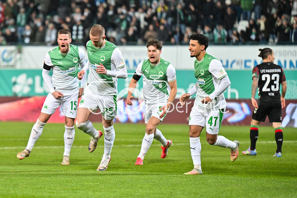 SpVgg Greuther Fürth - 1. FC Magdeburg | FUERTH, GERMANY - 06. FEBRUARY: Jubel der Fürther nach dem Treffer zum 1-0 durch Brynjar Ingo BJARNASON (SpVgg Greuther Fürth 25) / Tor / Torschuetze / Freude / Happy während dem Match zwischen der SpVgg Greuther Fürth und dem 1. FC Magdeburg am 21. Spieltag der 2. Bundesliga im Sportpark Ronhof Thomas Sommer