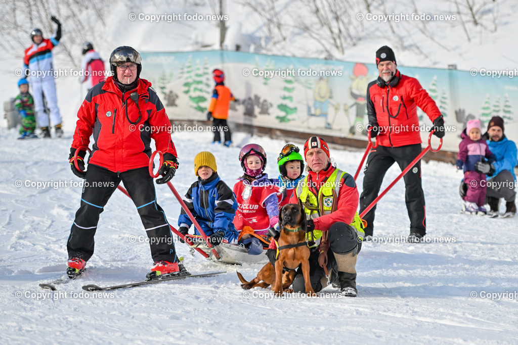 Hochficht_ Skigebiet_ Boehmerwald_ 04.02.2023-40 | 04.02.2023, Hochficht, AUT, Skigebiet Hochficht, Boehmerwald, im Bild Bergrettung Boehmerwald bei einer Vorfuehrung - Abtransport mit Akia

Ludwig Gabriel und Reinhold Petz (Bergrettung)
Manfred Reiter mit Lawinensuchhund Cato (Bergrettung)