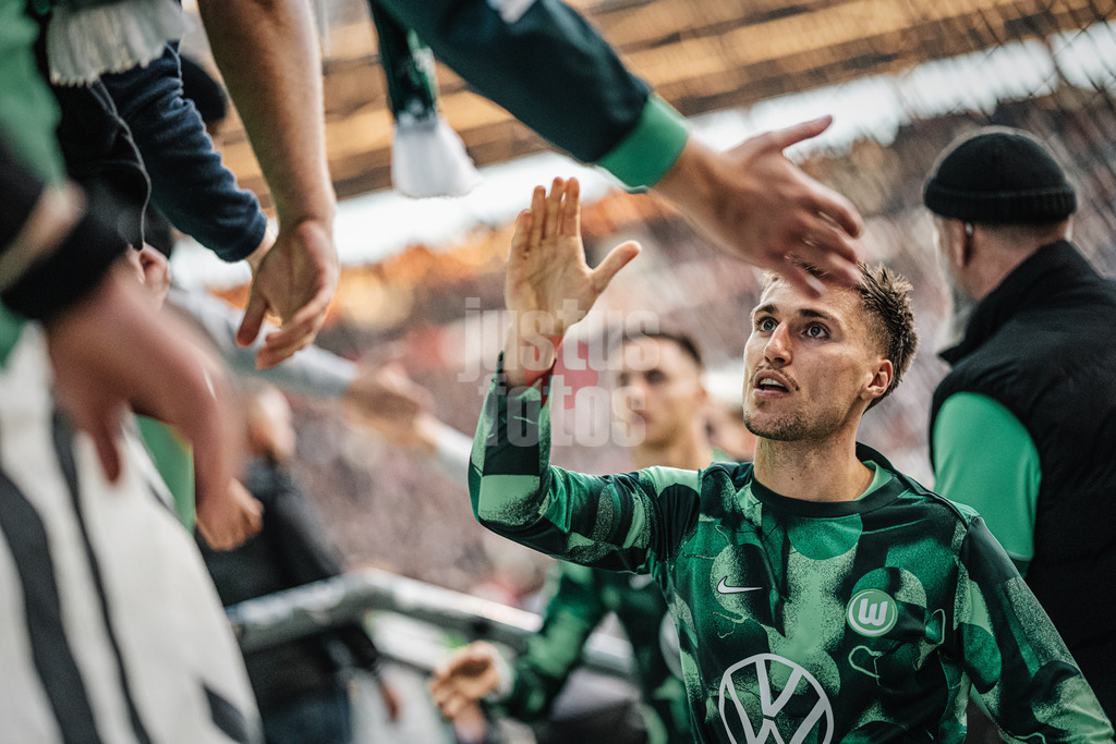 Fußball | Männer | Saison 2024/2025  | Fußball-Bundesliga | 8. Spieltag | FC St. Pauli vs. VfL Wolfsburg | 26.10.2024 | Kilian Fischer (#2, VfL Wolfsburg) beim Abklatschen mit den Fans