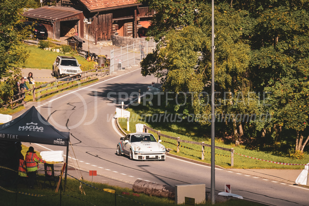 21. Arosa ClassicCar 2025 - 6. =September= 2025 | Patric Seglias aus Domat-Ems (SUI) in einem Porsche 930 Martini-Turbo aus dem Jahre 1977 mit Startnummer 249 am Arosa ClassicCar 2025 in der Kategorie Classic Trophy..@arosaclassiccar, @arosa.official, #arosaclassiccar, #arosa, #76curves, #classiccarBild: Sportfotografie Markus Aeschimann | www.markus-aeschimann.ch - Realisiert mit Pictrs.com