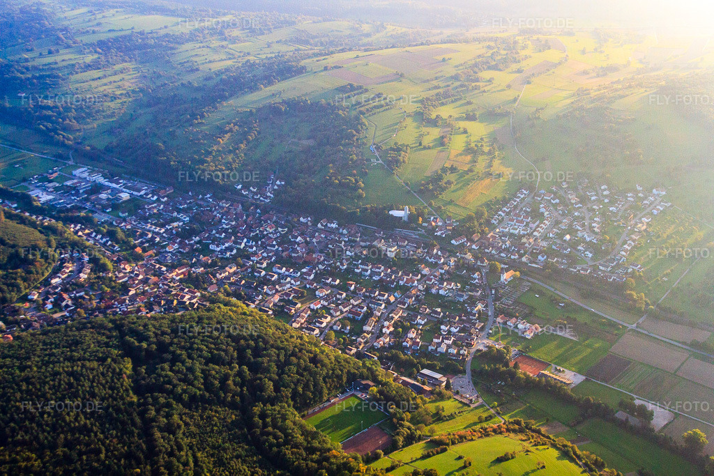 Luftbild: Ortsansicht von Osten im Ortsteil Bilfingen in Kämpfelbach im Bundesland Baden-Württemberg in Deutschland. Foto: IMG_59899.jpg vom 24.09.2013 durch Werner Riehm/FLY-FOTO.deAuflösung des Originals: 4752 x 3168 px