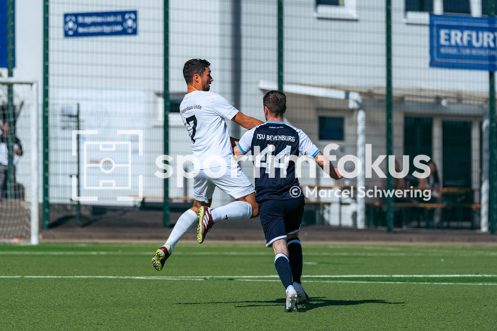 SV Jägerhaus-Linde – TSV Beyenburg | Leon Elbl (7, SV Jägerhaus-Linde) beim Kopfball gegen Lars Podubrin (44, TSV Beyenburg) (v.l.). Kreisliga A: SV Jägerhaus-Linde gegen TSV Beyenburg, Wuppertal, 27.09.2026. Endstand: 1:2 (0:1). sportimfokus / Marcel Schwering - Realisiert mit Pictrs.com
