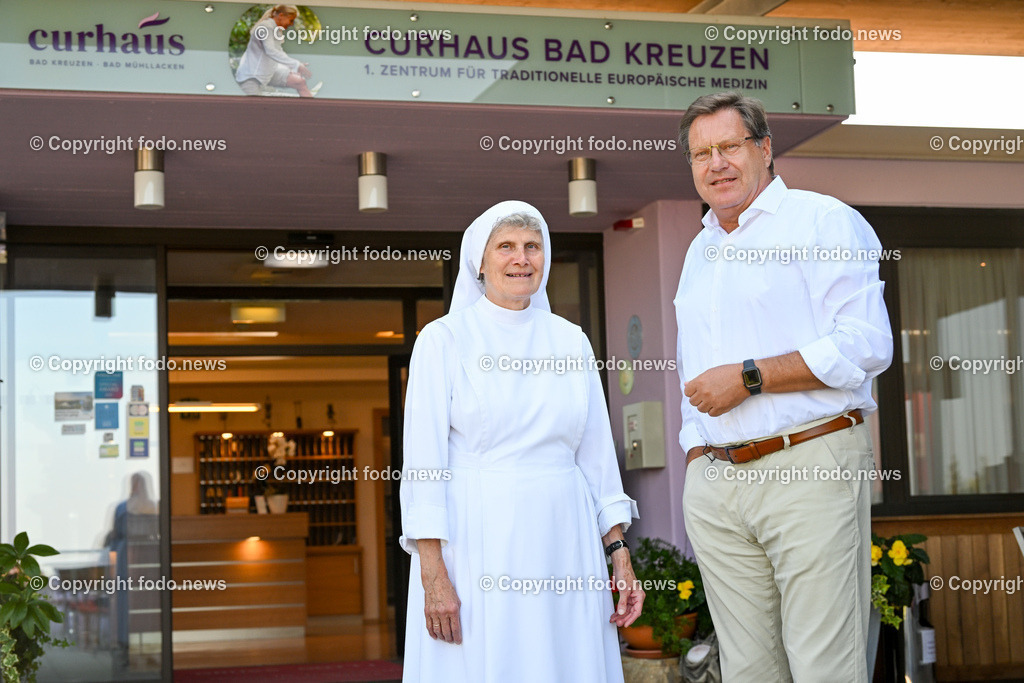 Bad Kreuzen_ 11.09.2023-24 | 11.09.2023, Bad Kreuzen, AUT, Bad Kreuzen, im Bild Schwester Christiane und Fritz Kaindlstorfer (Geschaeftsfuehrer Curhaus) vor dem Curhaus Bad Kreuzen
