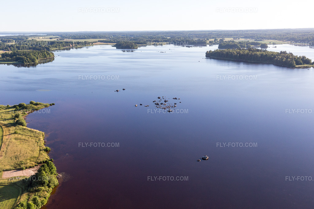 Aerial view: View of the town in Skatelöv in the state Kronoberg, Sweden. – Photo: IMG_108308.jpg taken on 06/30/2018 by Werner Riehm/FLY-FOTO.com – Resolution of the original: 5472 x 3648 px