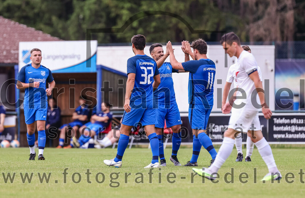 2023-06-30_065_FC_Langengeisling_gegen_VfB_Forstinning | Erding, Deutschland, 30.06.2023:
Fußball, Bezirksliga Oberbayern Ost 2023 / 2024, Testspiel, FC Langengeisling gegen VfB Forstinning, Endergebnis: 3:0

Jubel nach dem 2:0 durch Florian Rupprecht (FC Langengeisling, #11)
Kilian Stenzel (FC Langengeisling, #32), Maximilian Hintermaier (FC Langengeisling, #13), Florian Rupprecht (FC Langengeisling, #11)

Foto: Christian Riedel / fotografie-riedel.net