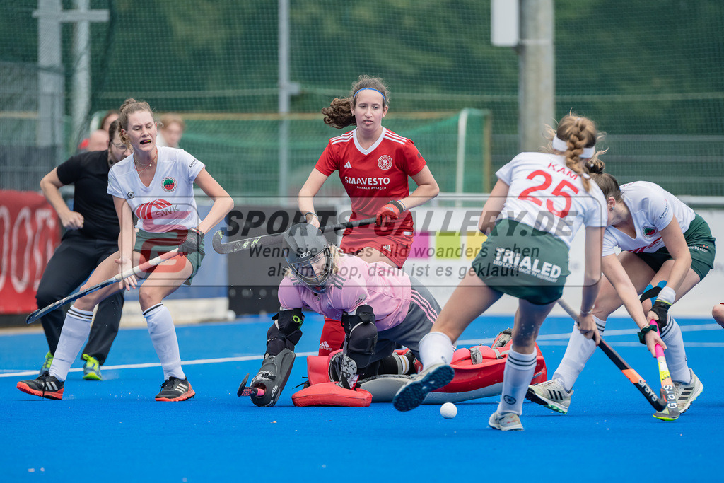 HK_20231008_105404 | 2.Bundesliga Damen Crefelder HC - Bremer HC am 8.10.2023 CHTC, Krefeld , Angelina Blietz ( Torfrau Bremer HC #1 ) , Leni Kam ( Crefelder HTC ) , Alina Pasthy ( Crefelder HTC #11 )
