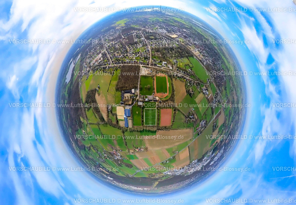 Voerde240390018SportanlageRoenskenstrasse | Luftbild, Sportzentrum Rönskenstraße des TV Voerde 1920 e.V., Erich Kästner-Schule Grundschule, Reitanlage Reiterverein Voerde e.V. mit Solardach, Erdkugel, Fisheye Aufnahme, Fischaugen Aufnahme, 360 Grad Aufnahme, tiny world, little planet, fisheye Bild, Voerde, Niederrhein, Nordrhein-Westfalen, Deutschland