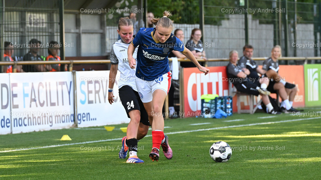 Holstein Kiel vs SV Meppen | Alia Redant (Holstein #25) / Lilly Bartke (Meppen #24) / Fußball-DFB-Pokal Play-Off-Runde Frauen 2025/2026 / Holstein Kiel vs SV Meppen / Citti Fussball Park - Projensdorf / Kiel / 17.08.25 - Realisiert mit Pictrs.com