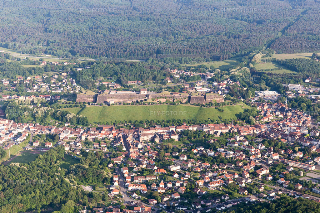 Luftbild: Bitche, Zitadelle von Bitche in Bitsch im Bundesland Moselle in Frankreich. Foto: IMG_107229.jpg vom 18.05.2018 durch Werner Riehm/FLY-FOTO.de
