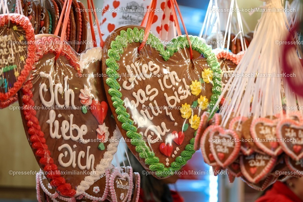 CR29112501098 | 29.11.2025, Herne, Pünktlich zur Vorweihnachtszeit öffnen die ersten Weihnachtsmärkte in Nordrhein-Westfalen. Eindrücke rund um den Weihnachtsmarkt Cranger Weihnachtszauber in Herne. Traditionelle Gerichte und leckereien in den Buden - Süßigkeiten in der Auslage eines Süßwarenstand Lebkuchen, Lebkuchenherz, Herz, Liebe, Valentinstag, Lebkuchenherzen  