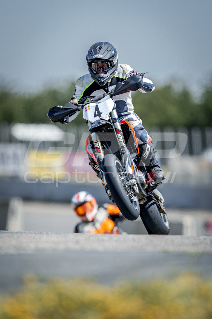 SuperMoto_Staatsmeisterschaft_Fuglau-885 | GRIPcapture steht für authentische Sportfotografie in Österreich – für Momente, die mehr sind als Geschwindigkeit oder Ergebnis. Es geht um Emotion, Spannung, Fokus und den Augenblick, der oft nur einen Wimpernschlag dauert.Ob Motorsport, Teamsport oder 