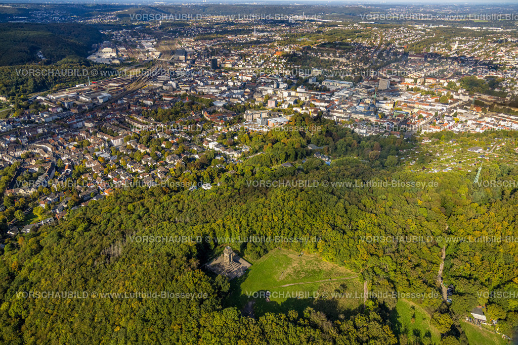 Hagen241005124 | Luftbild, Bismarckturm des Drei TürmeWeg, bestehend aus Bismarckturm, Eugen-Richter-Turm und Kaiser-Friedrich-Turm, Waldgebiet und Blick auf Hagen, Wehringhausen, Hagen, Ruhrgebiet, Nordrhein-Westfalen, Deutschland