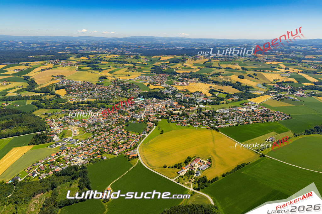 Aktuelles Luftbild von  Fürstenzell - Die Luftaufnahme wurde 2022 mittels UL-Flugzeug erstellt ( keine Drohne ) - hochauflösende Kamera-Systeme von  Canon -Beste Qualität - Für grossformatige Ausdrucke geeignet. Die Geschenkidee !