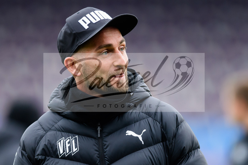 OSNTSV20211106_004 | Fussball, Herren: Marc Heider (VfL Osnabrueck) schaut bei dem Spiel der 3. Liga zwischen VfL Osnabrueck und TSV 1860 Muenchen im Stadion an der Bremer Bruecke am 06.11.2021 in Osnanbrueck, Deutschland.DFB / DFL REGULATIONS PROHIBIT ANY USE OF PHOTOGRAPHS AS IMAGE SEQUENCES AND/OR QUASI-VIDEO. - Realisiert mit Pictrs.com