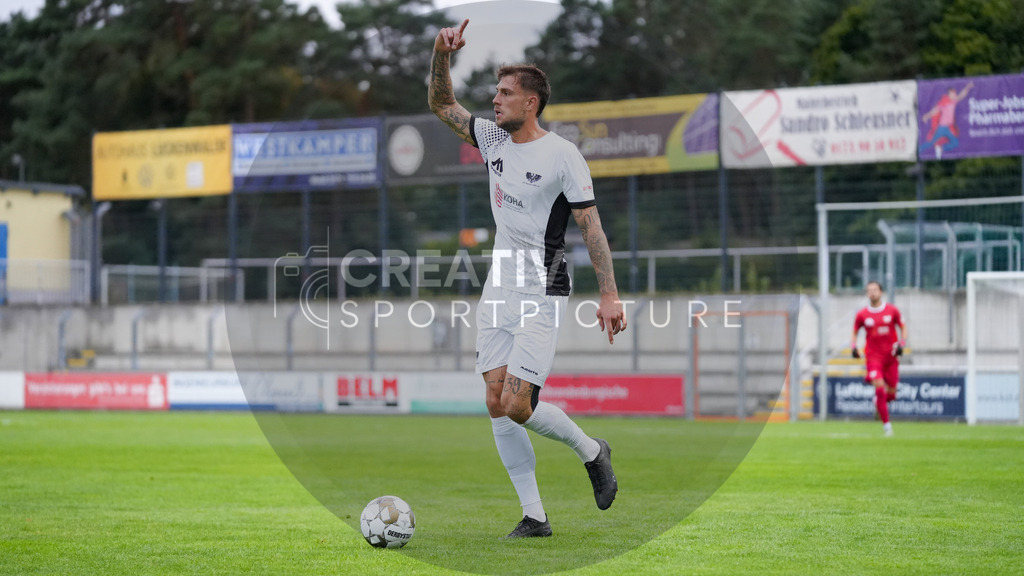 Fußball, Herren, Saison 2025/2026, Regionalliga Nordost, 4. Spieltag, FSV 63 Luckenwalde vs. BFC Preussen, Samstag 22.08.2025, Werner-Seelenbinder-Stadion Luckenwalde | Fußball, Herren, Saison 2025/2026, Regionalliga Nordost, 4. Spieltag, FSV 63 Luckenwalde vs. BFC Preussen, Samstag 22.08.2025, Werner-Seelenbinder-Stadion Luckenwalde, Im Bild: Lenny Stein (Preussen) dirigiert seine Mitspieler. - Realisiert mit Pictrs.com