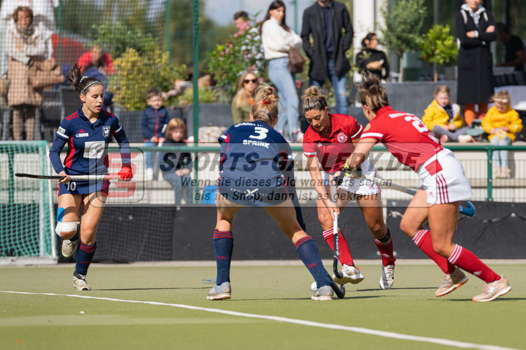 HK_20220925_100116 | 1. Bundesliga Damen Düsseldorfer HC - Berliner HC  am 25.9.2022 DHC Düsseldorf, Düsseldorf , links Clara Ycart ( Düsseldorfer HC #10 ) vorne Annika Sprink ( Düsseldorfer HC #3 )