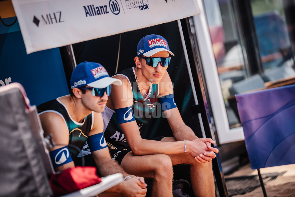 Beachvolleyball | Männer | Allianz German Beach Tour 2025 | Tourstop München | 11.07.2025 | v.l. Tilo Rietschel und Momme Lorenz auf der Spielerbank