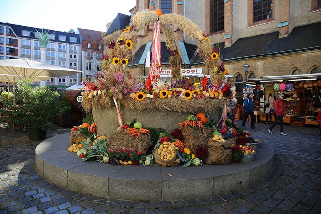 Brunnen im Nikolaikirchhof - Erntedankbrunnen | Entdecke über 20 Kategorien Leipzig-Motive: Foto-Downloads, hochwertige Poster, Leinwand- & Fine-Art-Prints. Jetzt Lieblingsfoto im Bildlexikon Leipzig Shop bestellen!
