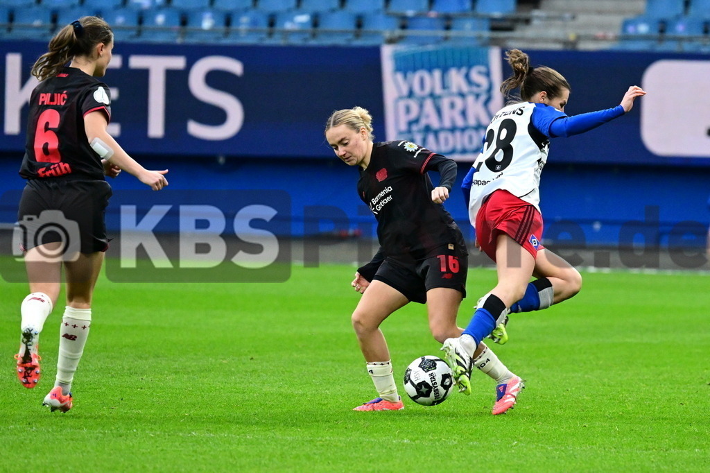 KBS Picture_HSV-Leverkusen_DFBpokal_Frauen_040 | v.l. Zdebel Sofie (Bayer Leverkusen) , Machtens Pauline (HSV Frauen) ,Sportplatz :  Volksparkstadion, - Realisiert mit Pictrs.com