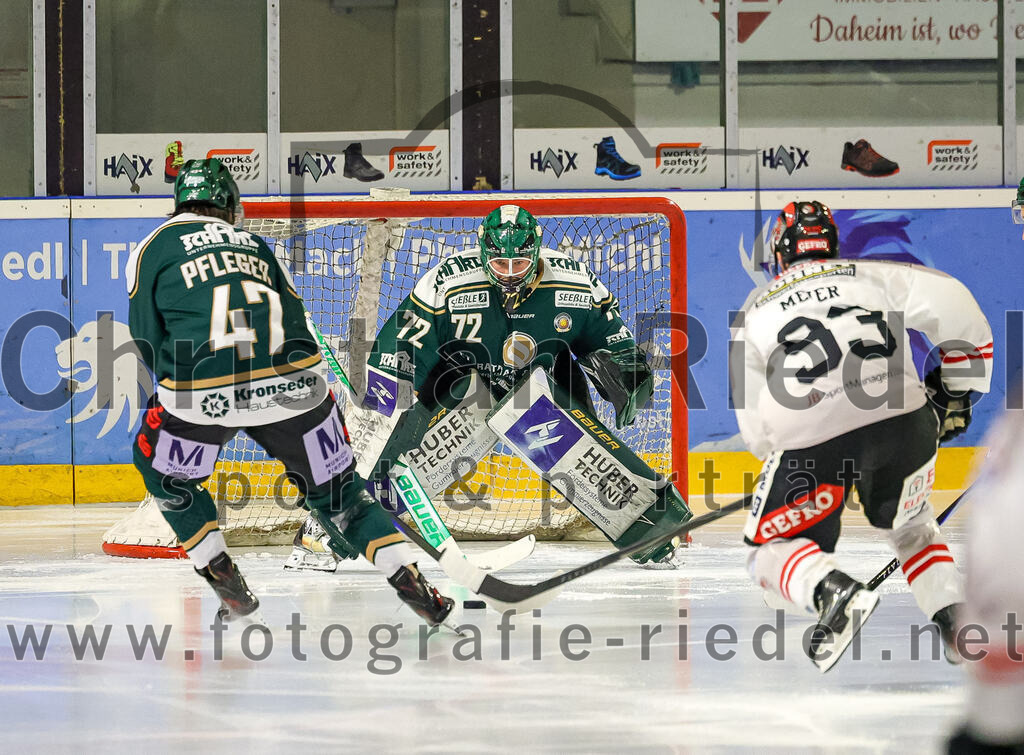 2026-02-08_056_TSV_Erding_gegen_ECDC_Memmingen_Indians | Erding, Deutschland, 08.02.2026:Eishockey, Oberliga Süd 2025 / 2026, 45. Spieltag, TSV Erding gegen ECDC Memmingen Indians, Endergebnis: Marco Pfleger (Erding Gladiators, #47), Torwart David Zabolotny (Erding Gladiators, #72), Tobias Meier (ECDC Memmingen Indians, #93)Foto: Christian Riedel / fotografie-riedel.net