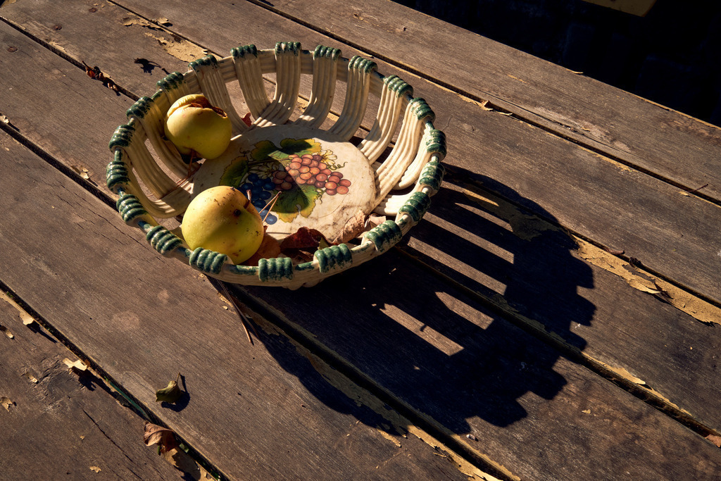 Obstschale mit zwei Äpfel auf einem Holztisch | Pillichsdorf, Austria - October 16, 2021: Obstschale mit zwei Äpfel auf einem Holztisch. - Realisiert mit Pictrs.com