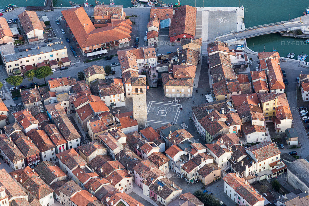 Mole an der Wasseroberfläche der Meeres- Küste der Adria in Friuli-Venezia Giulia | Luftbild: Mole an der Wasseroberfläche der Meeres- Küste der Adria in Friuli-Venezia Giulia in Marano Lagunare im Bundesland Udine in Italien. Foto: IMG_105834.jpg vom 08.04.2018 durch Werner Riehm/FLY-FOTO.de - Realisiert mit Pictrs.com