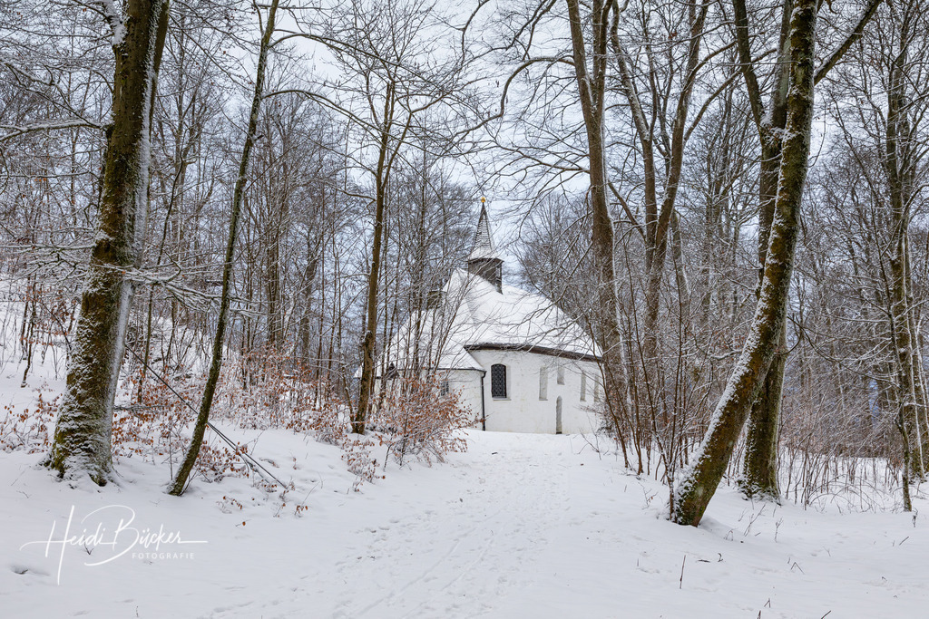 Winterliche Wilzenberg Kapelle bei Schmallenberg | Winterliche Wilzenberg Kapelle auf dem Wilzenberg bei Schmallenberg - Realisiert mit Pictrs.com