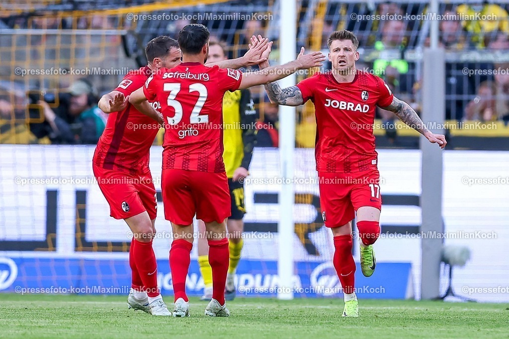 BVB26042601050 | 26.04.2026, Fußball, Borussia Dortmund - SC Freiburg, 1. Fußball Bundesliga, 31. Spieltag, Signal Iduna Park, Saison 2025 2026: Torjubel nach dem Abseitstor von Lukas Kübler&nbsp;(SC Freiburg #17) DFB regulations prohibit any use of photographs as image sequences and or quasi-video.