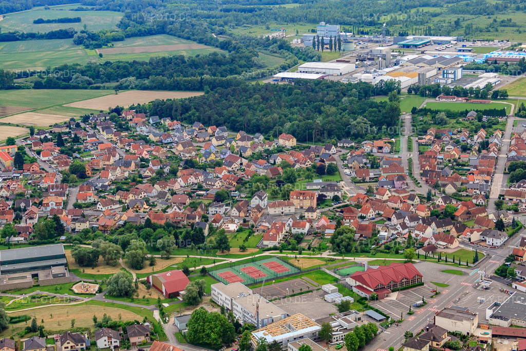 Luftbild: Collège du Rhin, Place du maire Pierre Schott und Gymnase Intercommunal in Drusenheim im Bundesland Bas-Rhin in Frankreich.Foto: IMG_28831.jpg vom 14.06.2010 durch Werner Riehm/FLY-FOTO.deAuflösung des Originals: 4752 x 3168 pxCollège du Rhin dans notre établissement !