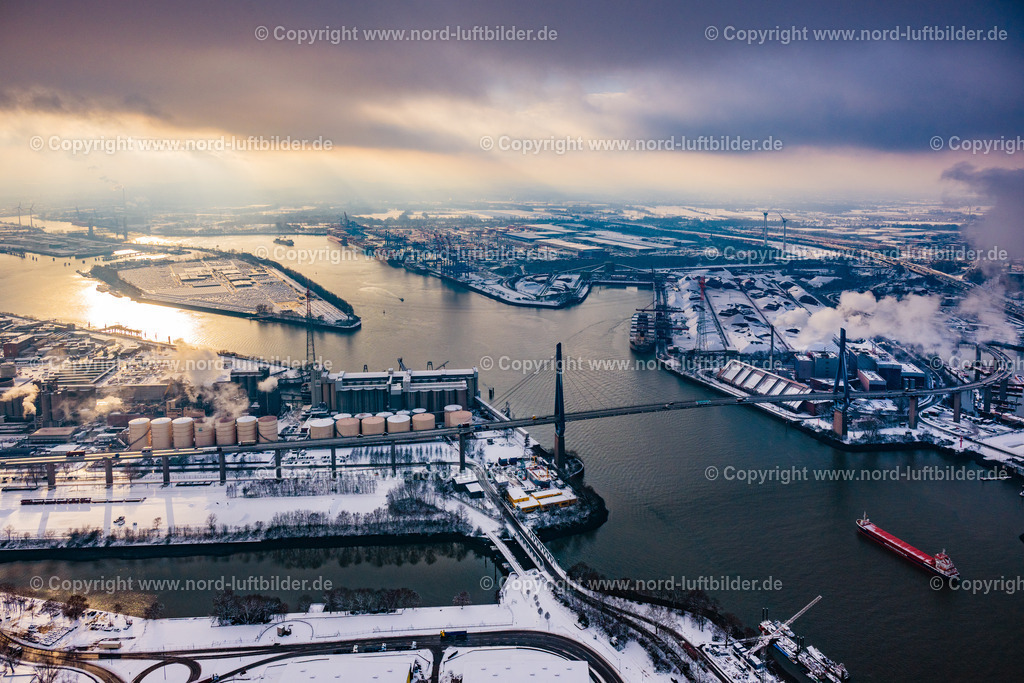 Hamburg_Köhlbrandbrücke_Im_Schnee_ELS_3092050126 | HAMBURG 05.01.2026 Winterlich schneebedeckte Fluß - Brückenbauwerk einer Schrägseilbrücke " Köhlbrandbrücke " über dem Rugenberger Hafen im Ortsteil Steinwerder in Hamburg, Deutschland. Weiterführende Informationen bei: Freie und Hansestadt Hamburg Landesbetrieb Straßen, Brücken und Gewässer,  HPA Hamburg Port Authority,  Ingenieurbüro GRASSL GmbH. // Wintry snowy river - bridge construction Koehlbrandbruecke on Koehlbrandbrueckenlauf over the port Rugenberger Hafen in the district Steinwerder in Hamburg, Germany. Further information at: Freie und Hansestadt Hamburg Landesbetrieb Strassen, Bruecken und Gewaesser,  HPA Hamburg Port Authority,  Ingenieurbuero GRASSL GmbH. Foto: Martin Elsen