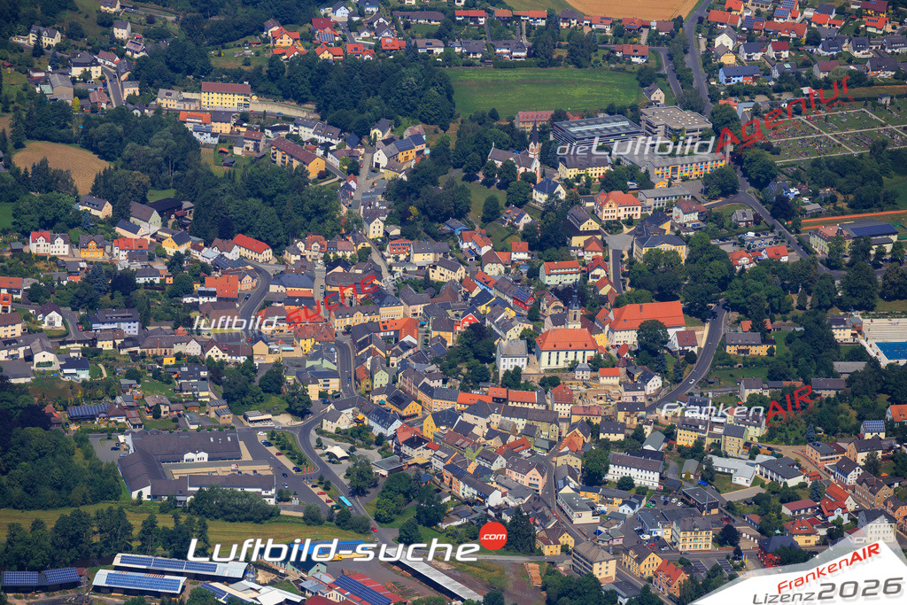 Die Luftaufnahme der Stadt Arzberg wurde vom UL-Flugzeug heraus erstellt ( keine Drohne )- hohe Auflösung für beste Qualität