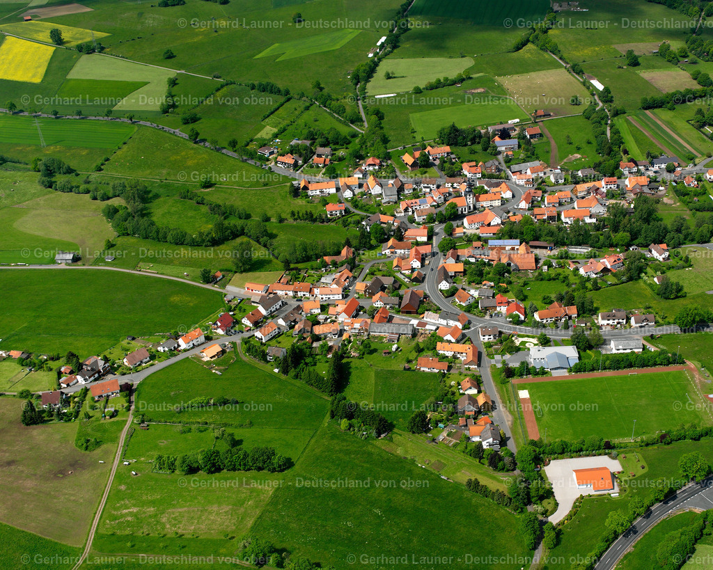 2615396 | ALTENSCHLIRF 09.06.2006 Landwirtschaftliche Nutzflächen und Feldgrenzen  umsäumen das Siedlungsgebiet des Dorfes in Altenschlirf im Bundesland Hessen, Deutschland // Agricultural land and field boundaries surround the settlement area of the village  in Altenschlirf in the state Hesse, Germany Foto: Gerhard Launer