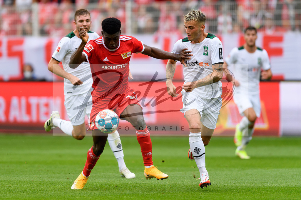 FCUBMG20210829_042 | Fussball, Herren: Taiwo Awoniyi (1.FC Union Berlin) und Jordan Beyer (Borussia Moenchengladbach) im Zweikampf beim Spiel der 1. Bundesliga zwischen 1. FC Union Berlin und Borussia Moenchengladbach im Stadion An der Alten Foersterei am 29.08.2021 in Berlin, Deutschland. - Realisiert mit Pictrs.com