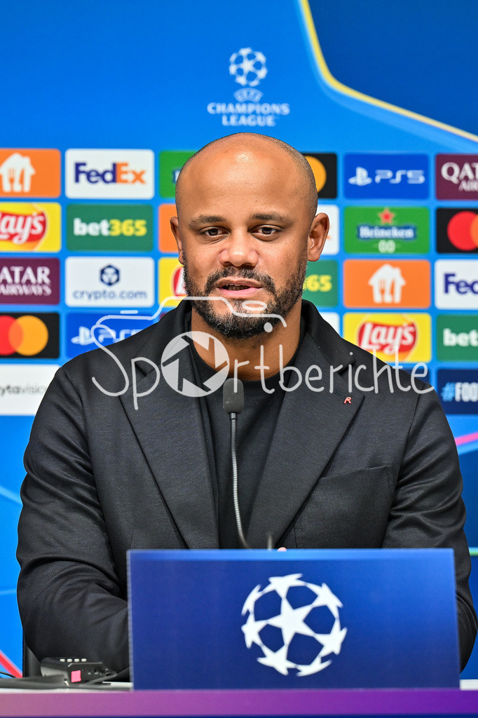 Paphos FC - FC Bayern München | im Bild Vincent KOMPANY Trainer FC Bayern Muenchen auf der Pressekonferenz vor dem Spiel in Pafos / Einzelfoto / Freisteller