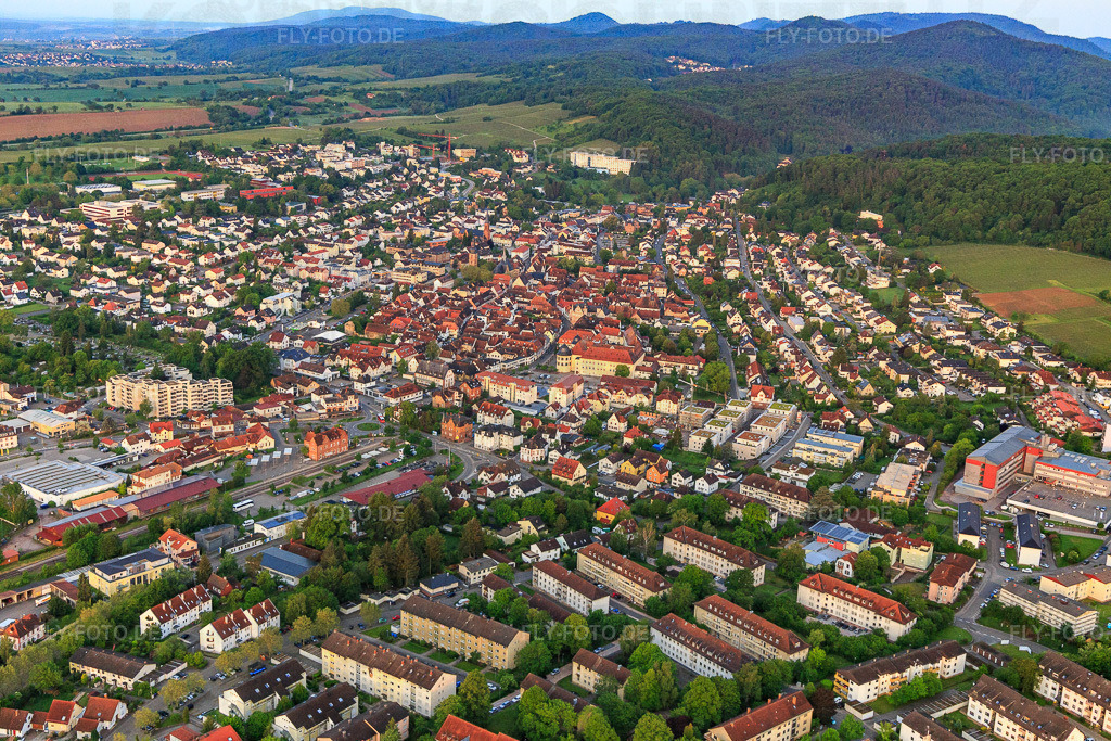 Stadtansicht aus Nordosten | Luftbild: Stadtansicht aus Nordosten in Bad Bergzabern im Bundesland Rheinland-Pfalz in Deutschland. Foto: IMG_113951.jpg vom 23.05.2019 durch Werner Riehm/FLY-FOTO.de - Realisiert mit Pictrs.com