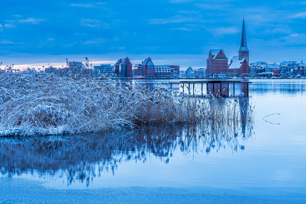 Blick über die Warnow auf die Hansestadt Rostock im Winter | Blick über die Warnow auf die Hansestadt Rostock im Winter.