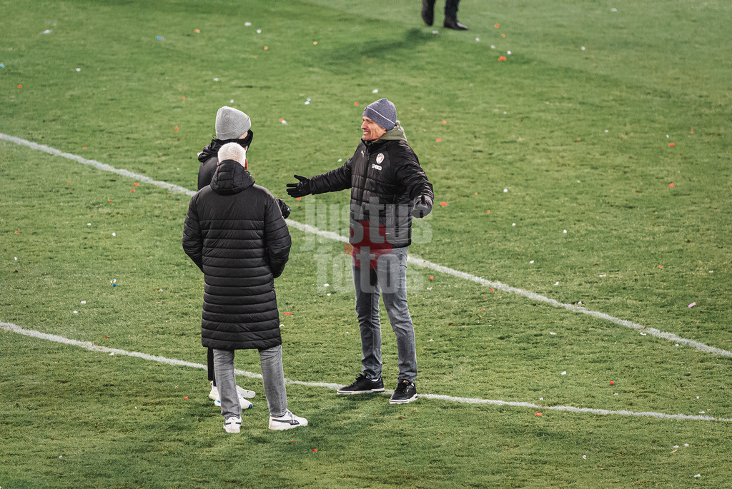 Fußball | Männer | Saison 2025/2026  | Fußball-Bundesliga | 19. Spieltag | FC St. Pauli vs. Hamburger SV | 23.01.2026 | rechts Alexander Blessin (Trainer, FC St. Pauli) ärgert sich nach dem Spiel, vorne Andreas Bornemann