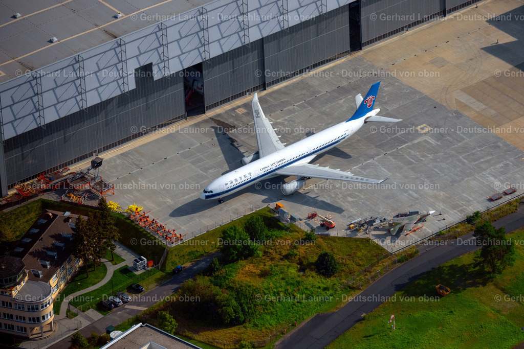 4060961 | DRESDEN 07.09.2021 Passagierflugzeug B-6501 der "China Southern Airlines" auf der Parkposition - Abstellfläche auf dem Flughafen in Dresden im Bundesland Sachsen, Deutschland. Weiterführende Informationen bei: Flughafen Dresden GmbH. // Passenger airplane B-6501 of "China Southern Airlines" in parking position - parking area at the airport in Dresden in the state Saxony, Germany. Further information at: Flughafen Dresden GmbH. Foto: Gerhard Launer