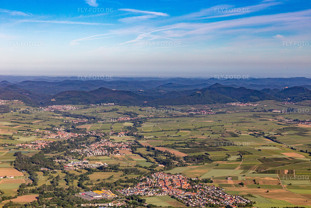 Luftbild: Südpfalz Panorama Klingbachtal im Ortsteil Billigheim in Billigheim-Ingenheim im Bundesland Rheinland-Pfalz in Deutschland. Foto: IMG_132234.jpg vom 28.05.2022 durch Werner Riehm/FLY-FOTO.deWWW.STEINWEILER.EU