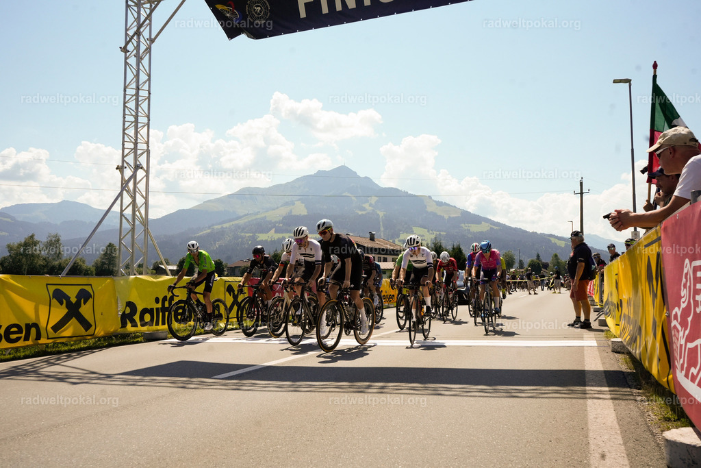 121_20230817_Bewerb_Maenner_Muehlanger | AUT - OESTERREICH, 2023-08-16: SPORT RENNRAD-FAHREN - 55. INTERNATIONALER RADWELTPOKAL IN ST. JOHANN IN TIROL  - Vintage-Radrennen mit WM-Bronze-Medaillen-Siegerin Christina Schweinberger, den Teilnehmer und Alexander Baumann (vom Orginastions-Team) - TAG 2 BEWERB MAENNER IN SECHS GRUPPEN  ; Foto: Roland Muehlanger