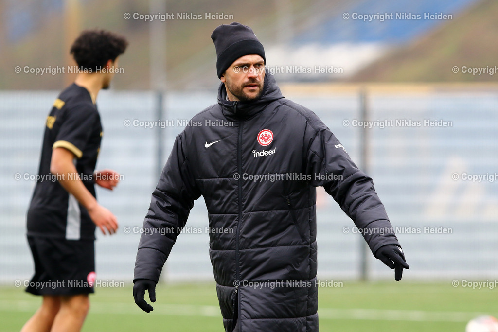 H_HamburgerSVU19_EintrachtFrankfurtU19_U19DFBNachwuchsliga_15022025 | Denis Streker (Co-Trainer, Eintracht Frankfurt U19)Fußball I Junioren I U19 DFB-Nachwuchsliga I Saison 2024-2025 I Hauptrunde Liga A, Gruppe C, 3. Spieltag I Hamburger SV U19 - Eintracht Frankfurt U19 I 15.02.2025 I Alexander-Otto-Akademie
