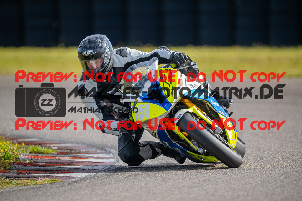 MaZZes-Fotomatrix-20260918-702324 | GELB