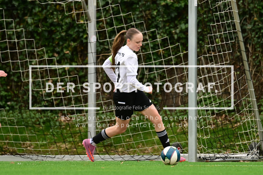 Fußball I Frauen I Saison 2025-2026 I Bezirksliga I 21. Spieltag I Harburger TB - Rahlstedter SC I 166193 | Der Sportfotograf. - Realisiert mit Pictrs.com
