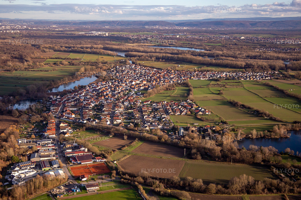 Luftbild: Ortsansicht von Westen in Neuburg am Rhein im Bundesland Rheinland-Pfalz in Deutschland. Foto: IMG_135736.jpg vom 03.01.2023 durch Werner Riehm/FLY-FOTO.de