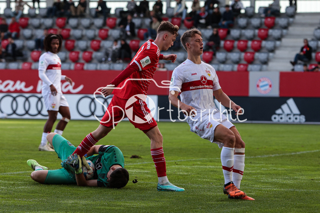 FC Bayern Muenchen U19 - VfB Stuttgart U19 | Paul WANNER (FCB #7) im Duel mit Paulo FRITSCHI (VfB #4) und Dennis SEIMEN (VfB #1)