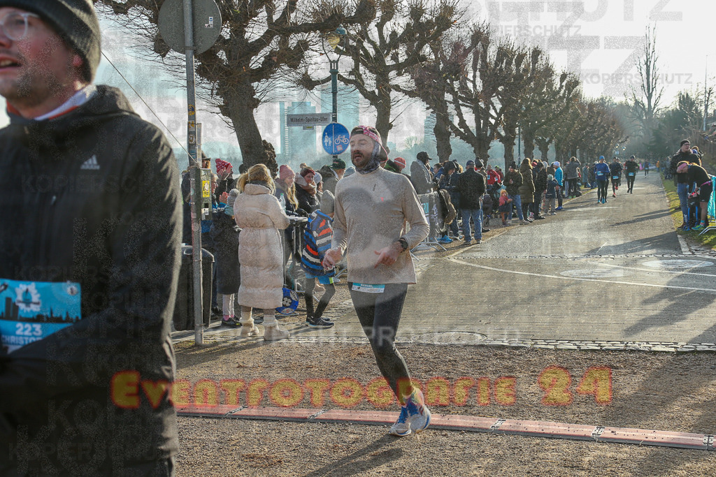 241231_1159_EX1_3288 | Sportfotografie im Rhein-Sieg Kreis, Köln, Bonn, NRW, Rheinland Pfalz, Hessen, etc. Unser Tätigkeitsfeld umfasst den Laufsport vom Volkslauf über den Marathon, Duathlon, Triathon bis zum Ultralauf wie Kölnpfad Ultra oder Schindertrail.